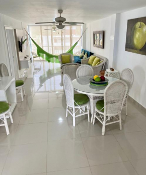 Apartamento en el Rodadero, Confortable y amplio, con vista al mar, a 80mt de la playa, DELAMAR Apartmet